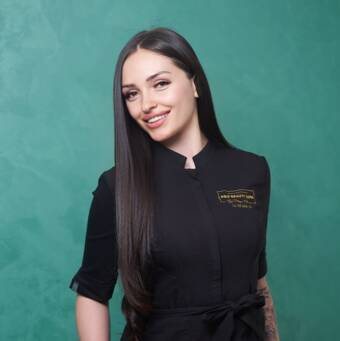 Адриана, Маникюрист