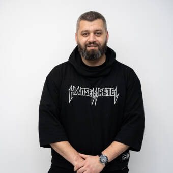 Александър, Старши бръснар