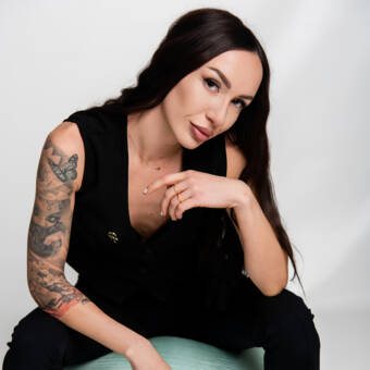 Aneta, Гримьор