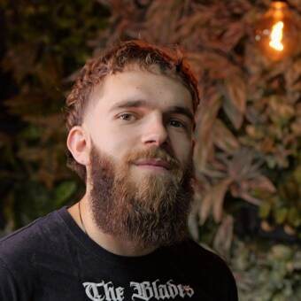 DANIEL, Младши бръснар