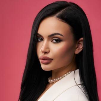 Eliza, Лаш стилист