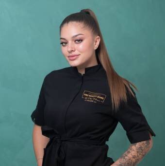 Елизабет, Маникюрист