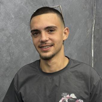 Emre, Старши бръснар