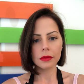 Йоана, Старши фризьор