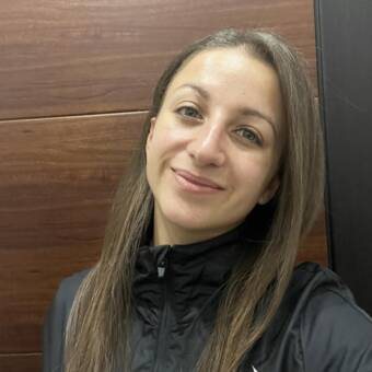Ивелина, Маникюрист