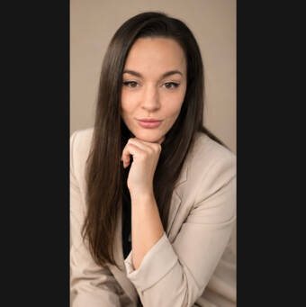 Леа, Маникюрист