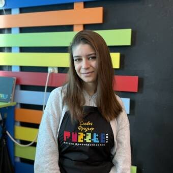 Михаела, Фризьор