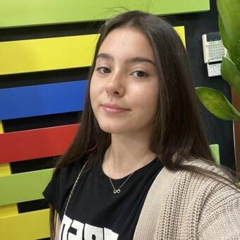 Никол, Младши фризьор