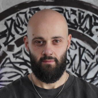 Павлин, Бръснар