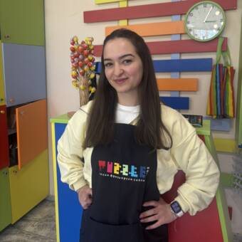 Теодора, Фризьор