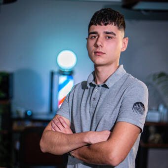 Tihomir, Старши бръснар