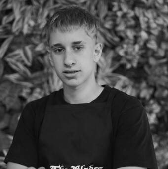 VALENTIN, Старши бръснар