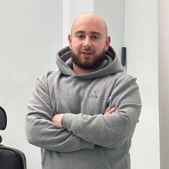 Vasil (Barber Studio 1), Бръснар
