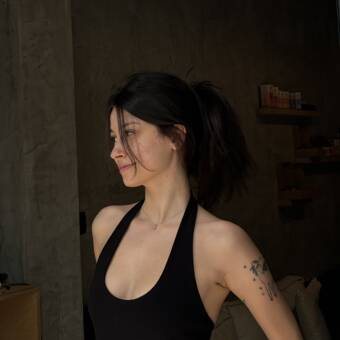 Yanita, Маникюрист