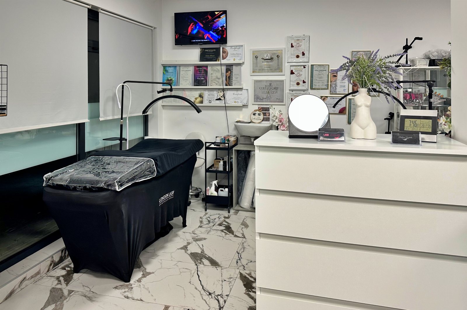 Contessa Beauty House and Academy - Маникюр и педикюр Бургас