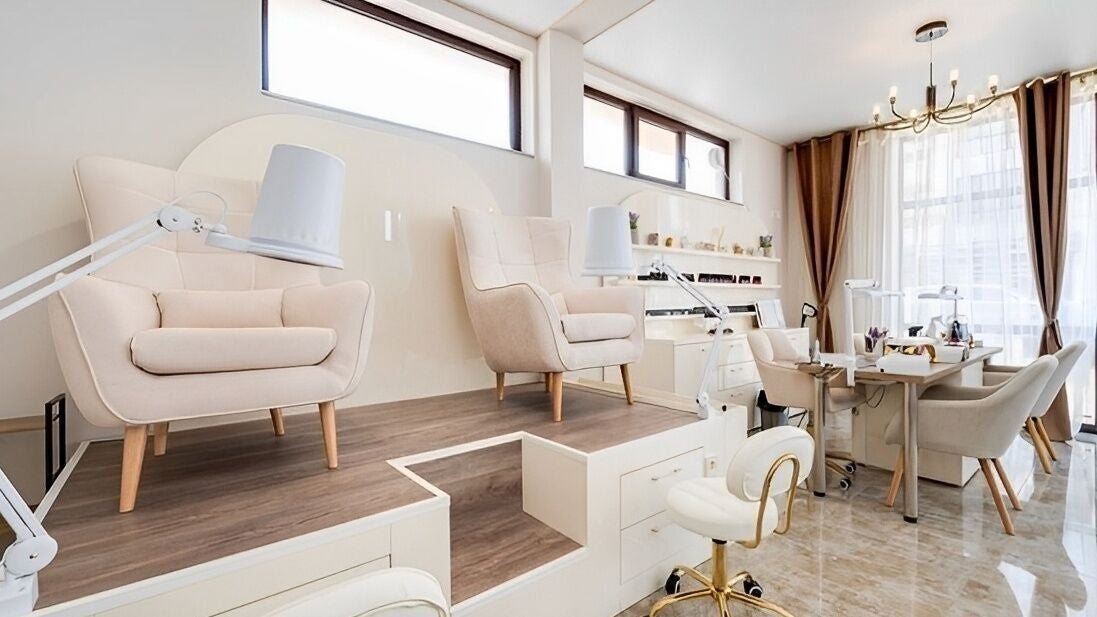 Glow Nails & Academy Бургас - снимка 1