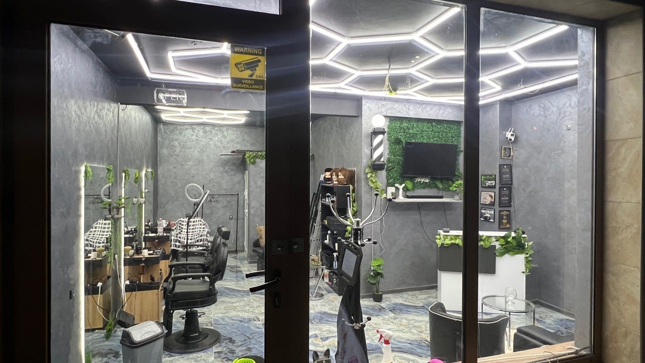 Hood Blendz Barbershop - Фризьорски салон Варна