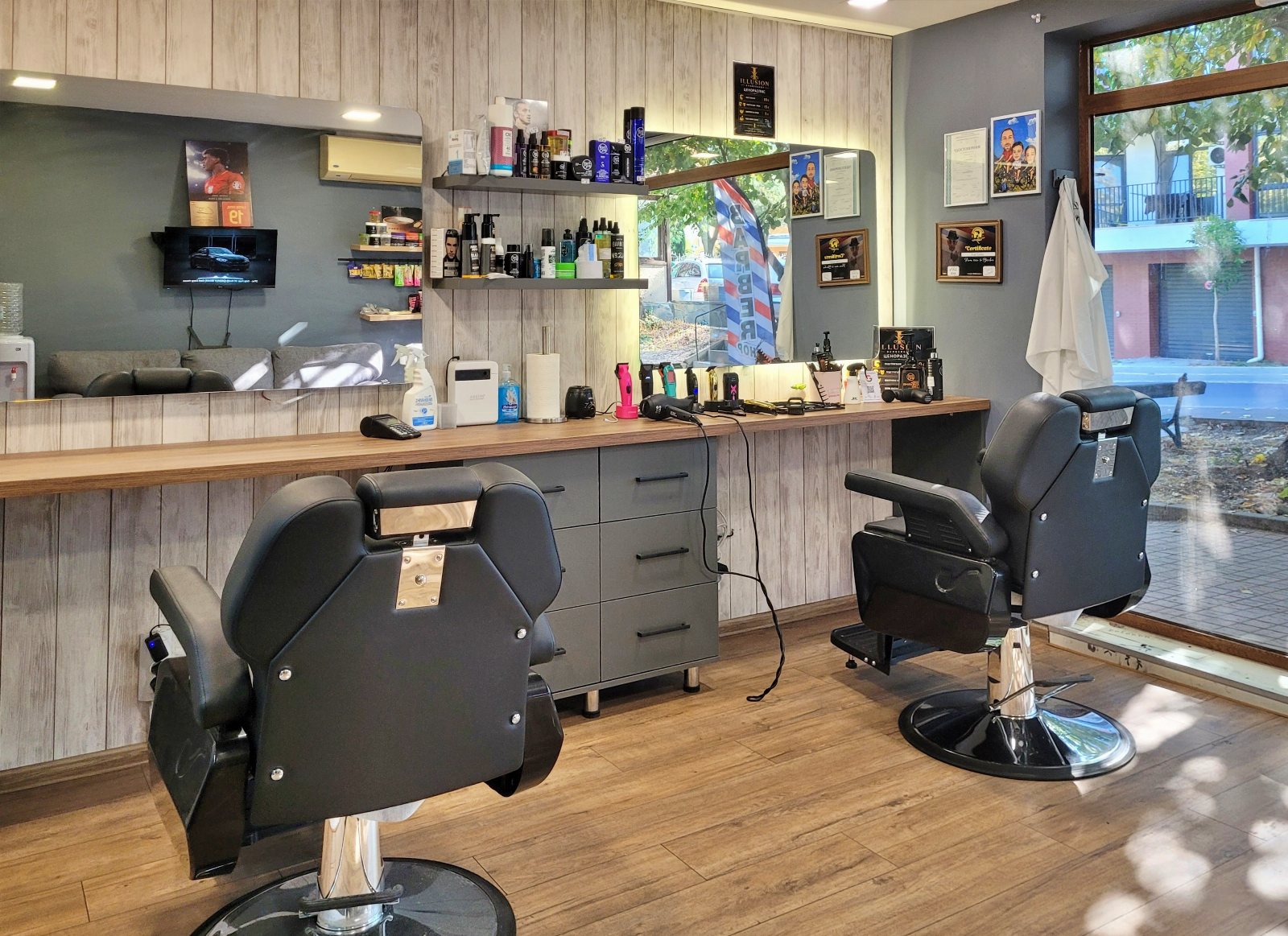 Illusion Barbershop & Solarium - Барбершоп Бургас