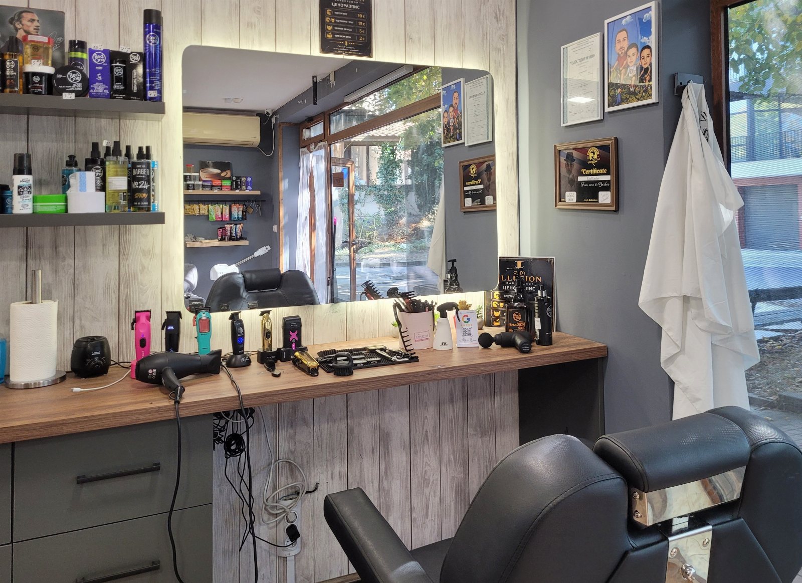 Illusion Barbershop & Solarium Бургас - снимка 2