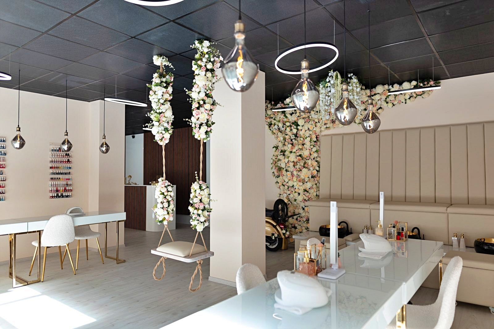 Lacquer Nail Bar - Фризьорски салон Пловдив