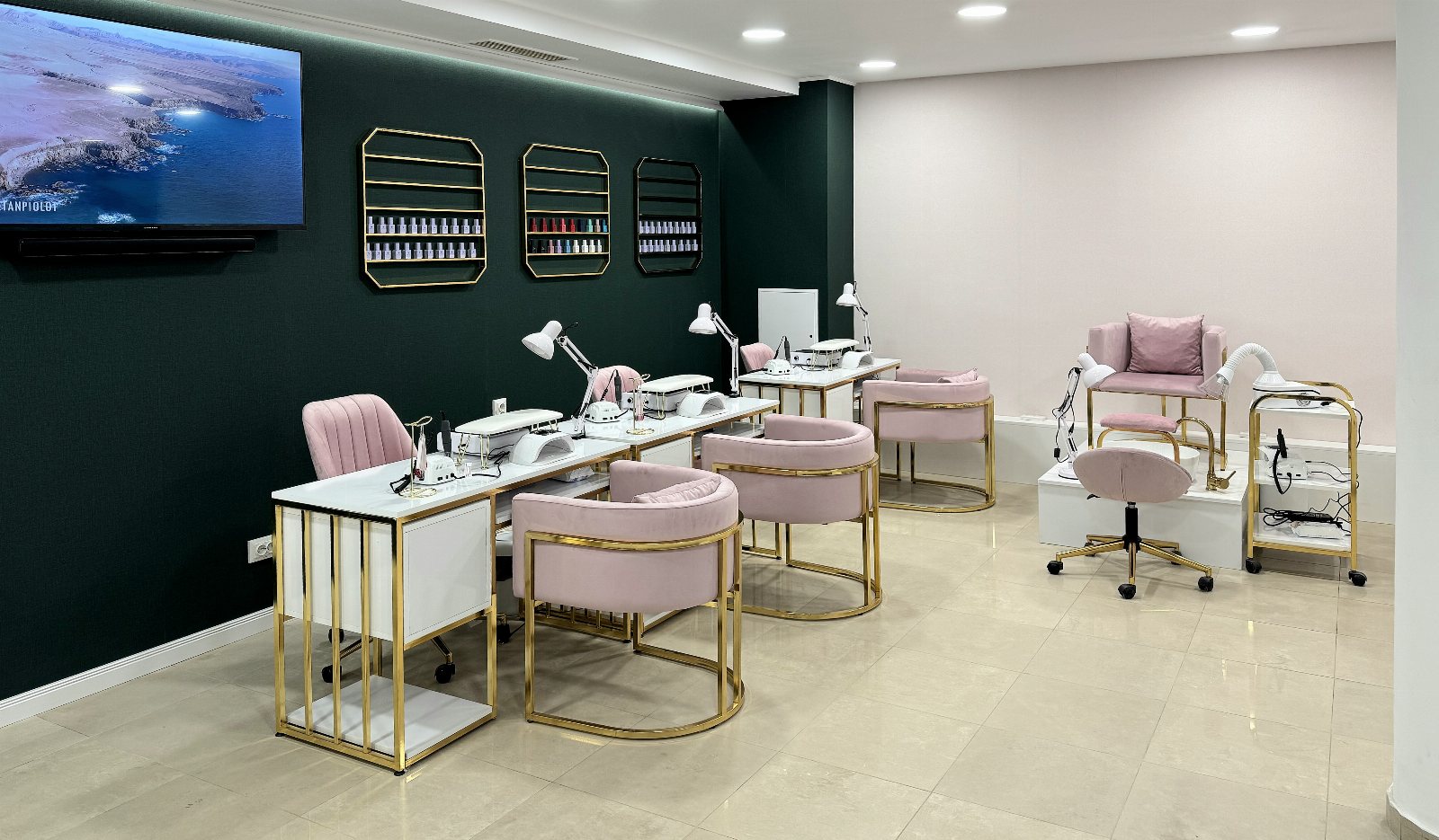 Luxy Beauty Center - Маникюр и педикюр София