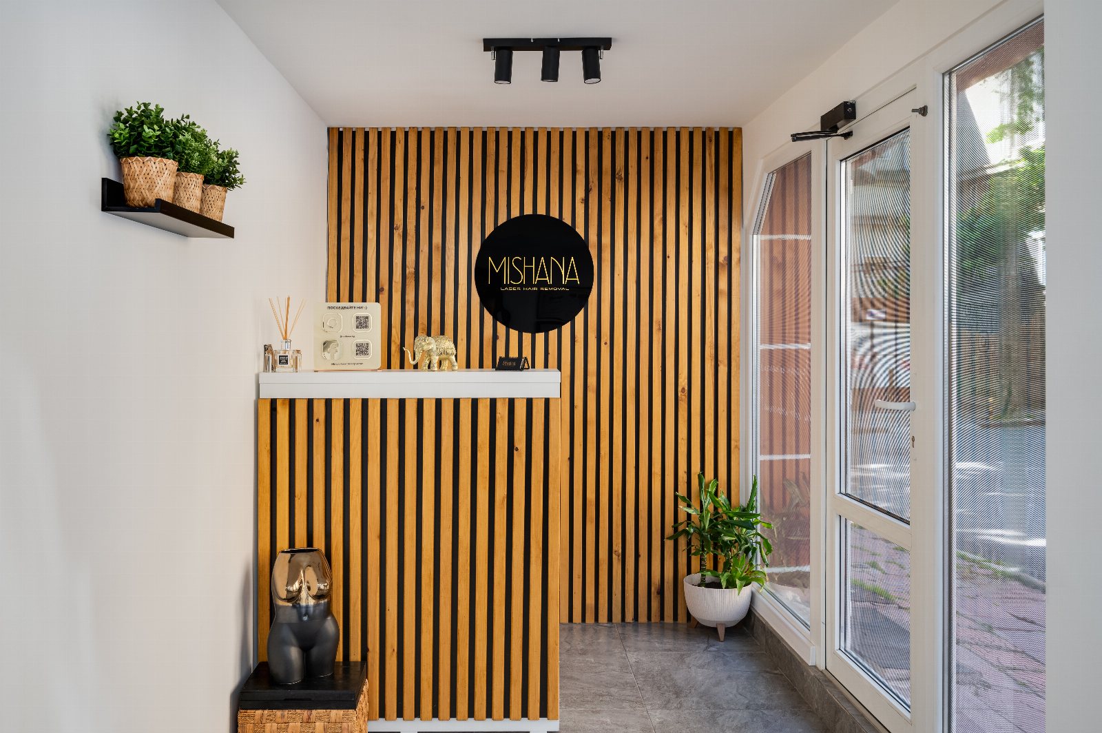 МISHANA Laser Beauty Center Варна - снимка 1