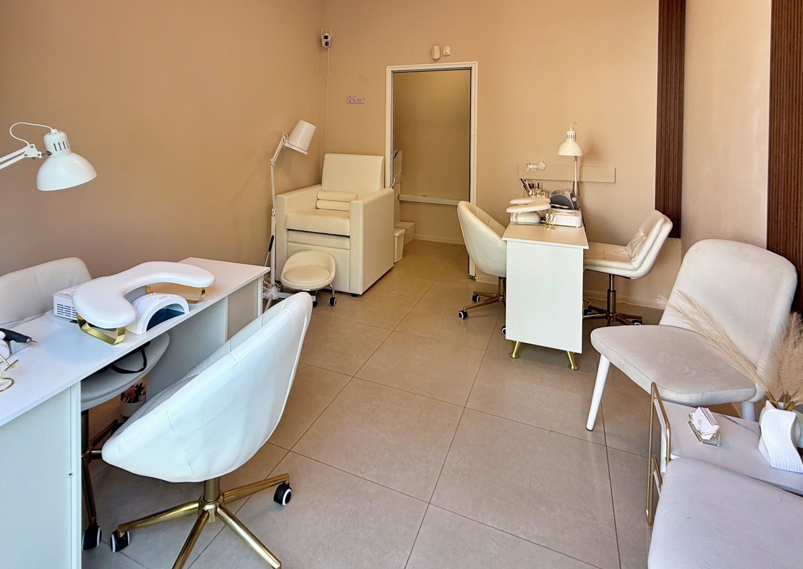 Nail Therapy Studio - Маникюр и педикюр Варна
