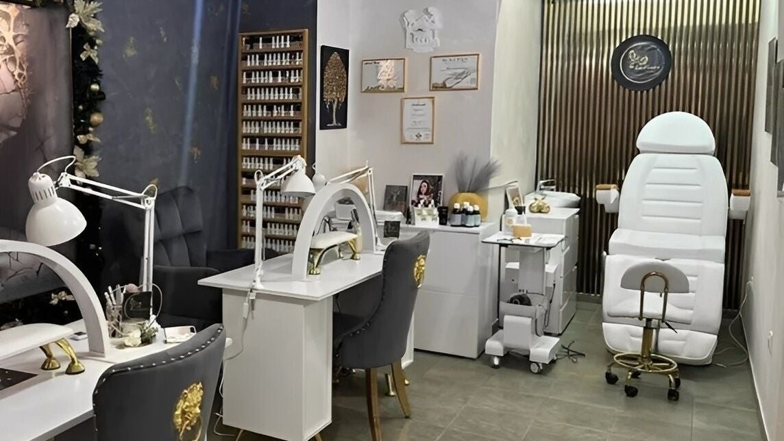 NailGlam салон за маникюр - Маникюр и педикюр София