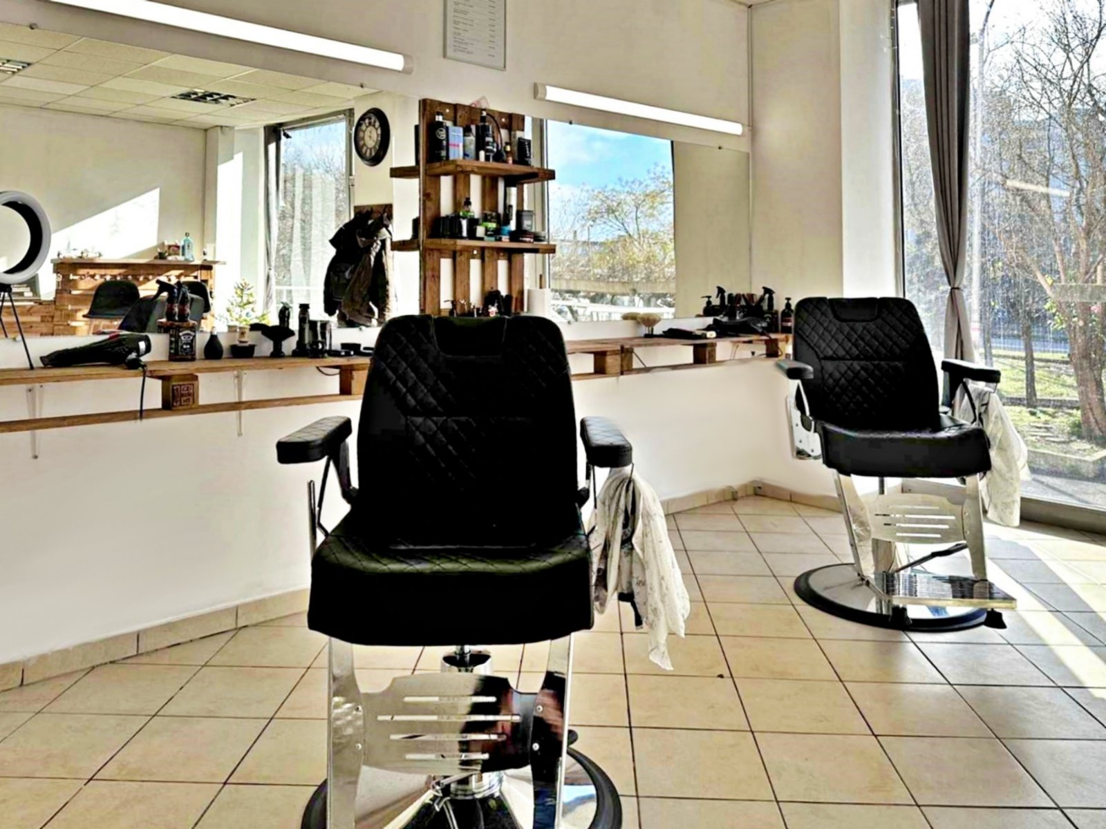 The Men's Cave Barbershop Бургас - снимка 1