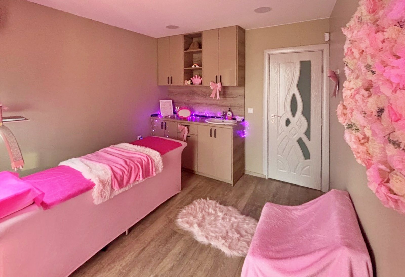 The Pink Room by Nicole Lashes - Вежди и мигли Варна