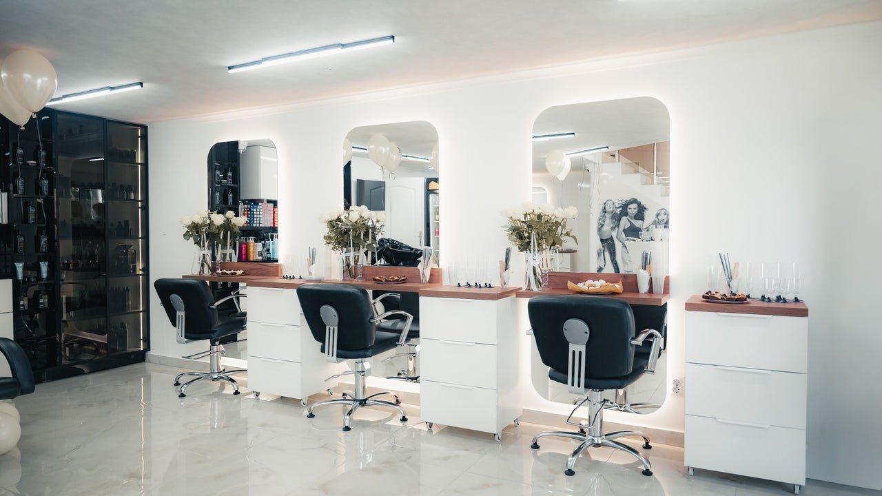 VR hair couffeur - Фризьорски салон Варна